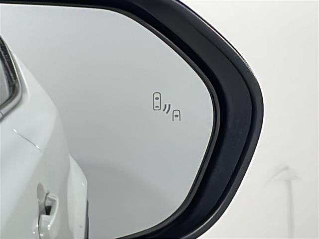 【ブラインドスポットモニター（BSM）】ドアミラーでは確認しにくい、後側方エリアに存在するクルマや、急接近してくるクルマを感知してお知らせすることで、不意の衝突を回避をサポートします！
