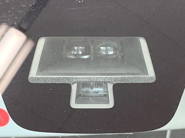 【レーダーブレーキサポート】走行中に前方の車両等を認識し、衝突しそうな時は警報とブレーキで衝突回避と被害軽減をアシスト。より安全にドライブをお楽しみいただけます。