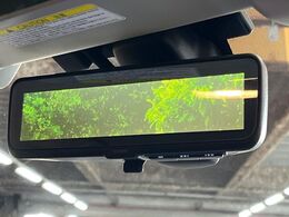【スマートリヤビューミラー】後席の大きな荷物や同乗者で後方が確認しづらい時でも安心！カメラが撮影した車両後方の映像をルームミラー内に表示。クリアな視界で状況の確認が可能です！