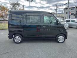車体色はブラックメタリックマイカになります。