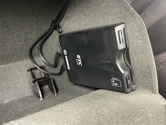 【ETC】有料道路を利用する際に料金所で停止することなく通過できる、ETC車載器（ノンストップ自動料金収受システム機器）が装備されています。セットアップを行うことで利用可能になります。