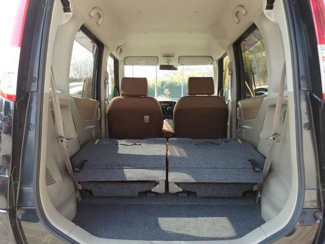 後部座席と荷室部分をフラットにアレンジが可能となります、スペースも大きく取れますので大きな荷物も簡単に収納が出来ます。