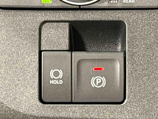指先だけで簡単に操作が可能な電動パーキングブレーキを採用。「HOLD」スイッチを押すと、渋滞や信号待ちなどでブレーキペダルから足を離しても、ブレーキを保持するので安心です