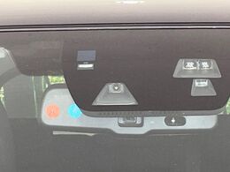 【スマートシティブレーキサポート】低速走行中に前方の車両等を認識し、衝突しそうな時は警報とブレーキで衝突回避と被害軽減をアシスト。より安全にドライブをお楽しみいただけます。