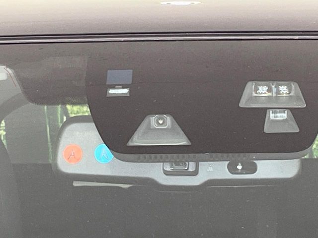 【スマートシティブレーキサポート】低速走行中に前方の車両等を認識し、衝突しそうな時は警報とブレーキで衝突回避と被害軽減をアシスト。より安全にドライブをお楽しみいただけます。