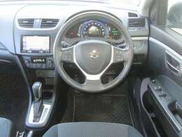 シックな色使いの運転席周り。すっきりとしたデザインと上品な色使いで居心地の良い運転席。