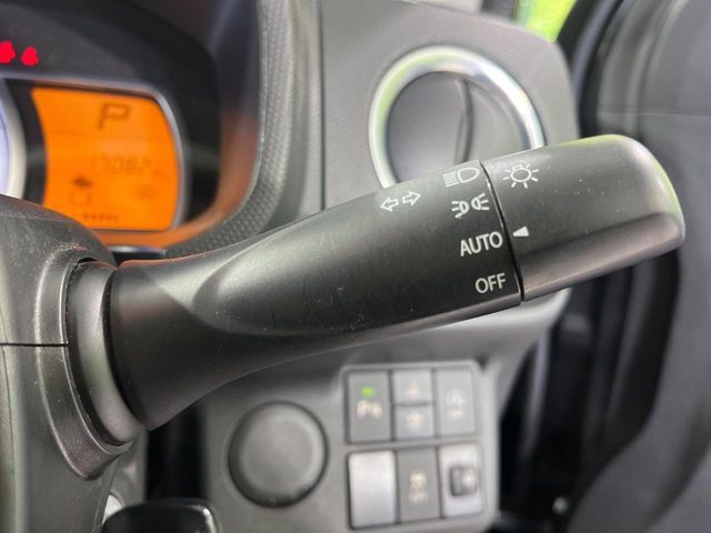 【オートエアコン】一度お好みの温度に設定すれば、車内の温度を検知し風量や温度を自動で調整。暑い…寒い…と何度もスイッチ操作をする必要はありません。快適な車内空間には必須の機能ですね♪