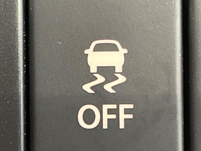 【横滑り防止装置】車両の横滑りを感知すると、自動的に車両の進行方向を保つように車両を制御します。雨の日など滑りやすい路面状況でも安全な運転が可能です。