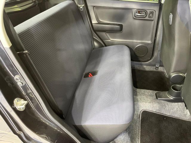 後部座席も気になるようなキズ・汚れやへたり等、大きなダメージはなく、良好な状態です。