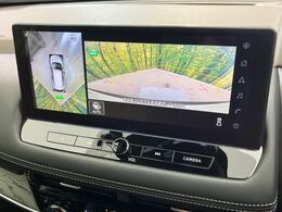 【アラウンドビューモニター】専用のカメラにより、上から見下ろしたような視点で360度クルマの周囲を確認することができます☆死角部分も確認しやすく、狭い場所での切り返しや駐車もスムーズに行えます。