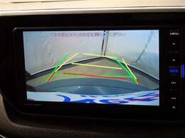 【バックモニター】ハンドル操作と連動したガイドラインが表示されるバックガイドモニター付き☆