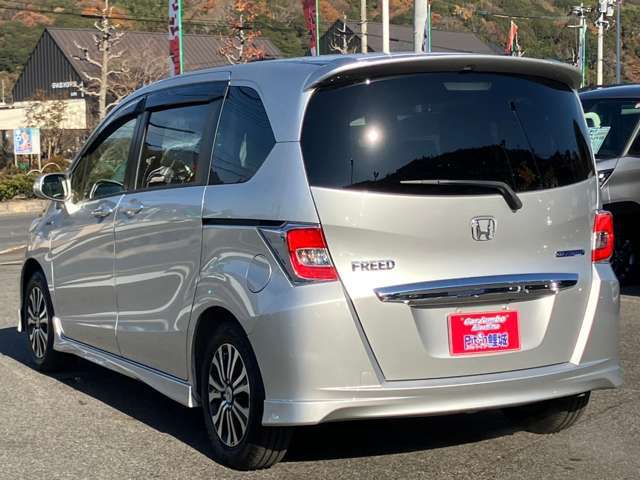 外装、内装ともに目立ったキズもなく綺麗ですよ。また、試乗なども行っておりますのでお気軽にお問い合わせ下さい。