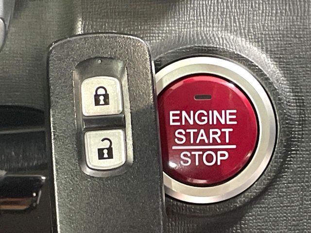 【Hondaスマートキー】カバンやポケットに入れたままでもドアの施錠・解錠が可能なスマートキーを装備。エンジンのオン・オフ時もカギを取り出す必要が無いからとっても便利です♪