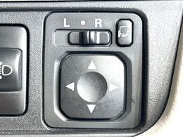 【電動格納ミラー】サイドミラーは電動格納式となっており、狭い駐車場でもキズがつくリスクを抑えられます。