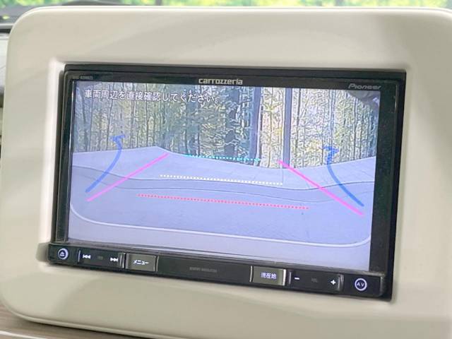 【バックカメラ】駐車時に後方がリアルタイム映像で確認できます。大型商業施設や立体駐車場での駐車時や、夜間のバック時に大活躍！運転スキルに関わらず、今や必須となった装備のひとつです！