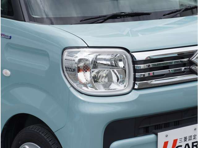 【LEDヘッドライト】悪天候や夜間走行時も良好な視界を確保し安心して運転できる高輝度LEDヘッドライトを装備。明るい上に点灯速度が早く消費電力も抑えられています。