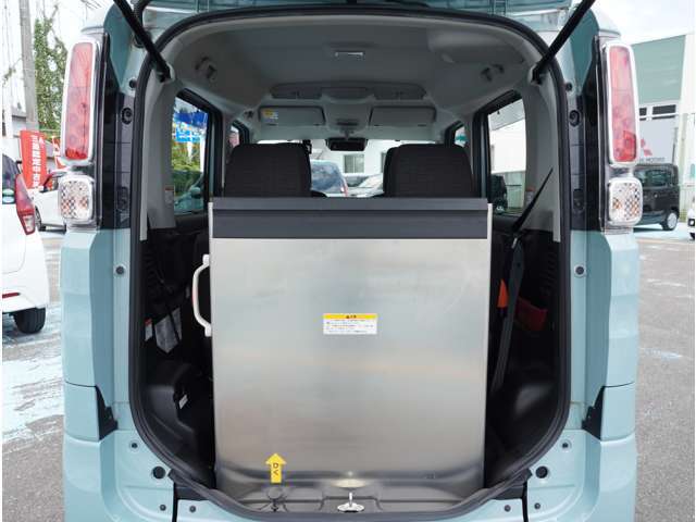 広々としたトランクには車椅子1台を乗車出来るスペースがございます。