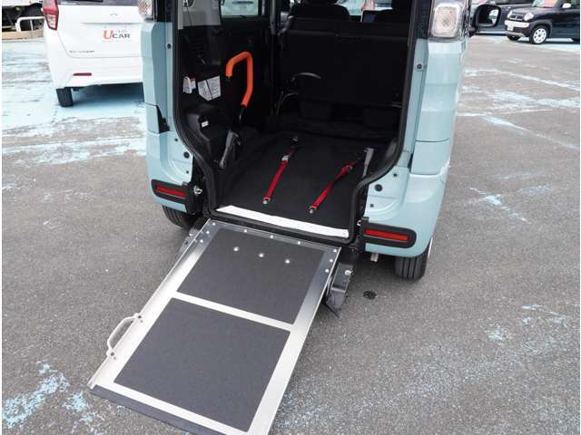 車椅子の乗車に便利ななだらかなスロープが付いております。