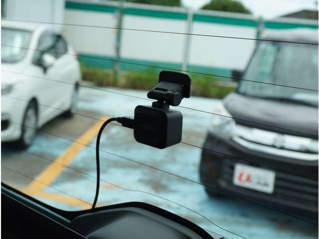 【後ドライブレコーダー】安心・安全なカーライフに必須のドライブレコーダーを装備。あおり運転や事故に遭遇した際の状況も映像で記録し、万一のリスクに備えます。