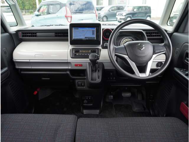 インパネ廻りの画像となります。車両評価証にてダッシュボードのり跡など、前ユーザー様がナビまたレーダーなど取り付けされていた車両もございます。評価証にてご確認頂くか現車確認をお勧めさせて頂きます。