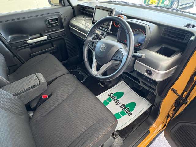 前席はベンチシートになります