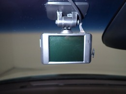 もしもの衝突の時、あなたの走行状態をしっかりと記録するドライブレコーダーも付いているので、万が一の時にも安心です。