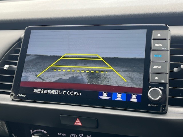 バックカメラが付いておりますので目視では確認しきれない部分を映しだしてくれるので事故防止に役立ちます。