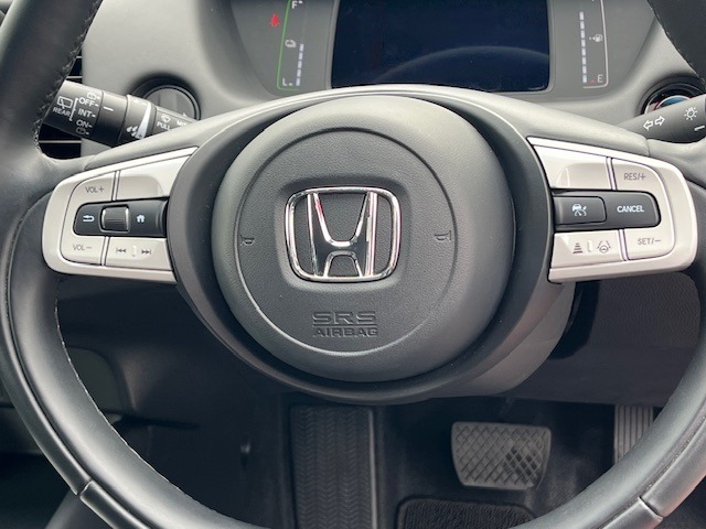 【ステアリングスイッチ】が付いており運転中に前方から目線をそらすことなくオーディオ等の操作が可能なので安心・快適にカーライフをお楽しみいただけます。