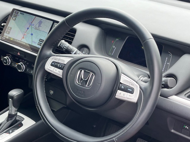 【ステアリングスイッチ】が付いており運転中に前方から目線をそらすことなくオーディオ等の操作が可能なので安心・快適にカーライフをお楽しみいただけます。