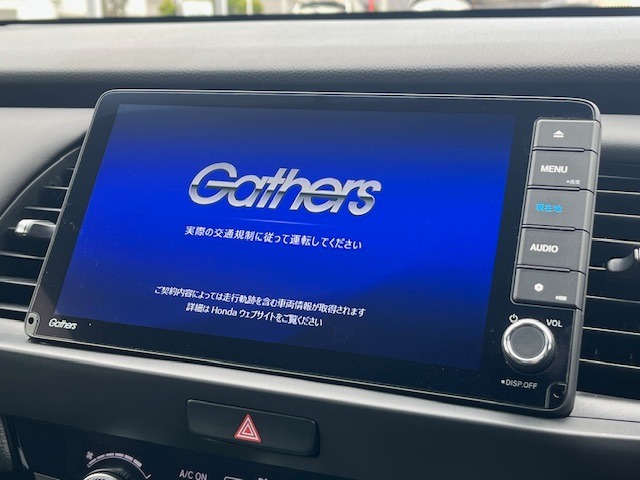 インテリアに馴染む純正ナビがついております。Honda自慢のインターナビは渋滞情報だけでなく天気情報、災害情報、安否情報など多彩な情報をご提供するHonda独自の「通信型ナビ」となっております。