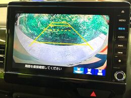 【バックカメラ】駐車時に後方がリアルタイム映像で確認できます。大型商業施設や立体駐車場での駐車時や、夜間のバック時に大活躍！運転スキルに関わらず、今や必須となった装備のひとつです！