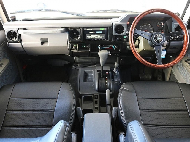 70特有のシンプルなコクピットは運転に集中させてくれますよ♪