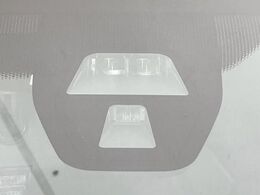 【ホンダセンシング】走行中に前方の車両等を認識し、衝突しそうな時は警報とブレーキで衝突回避と被害軽減をアシスト。より安全にドライブをお楽しみいただけます。