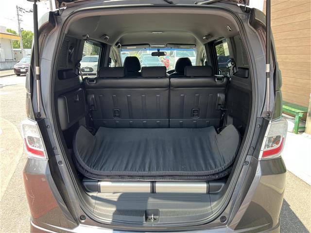 【トランク】積み込みやすくて、たっぷり積める荷室です。シートアレンジできるものは、乗車人数と荷物の量や大きさによってシートを動かすことができるので、より快適なドライブが可能です！