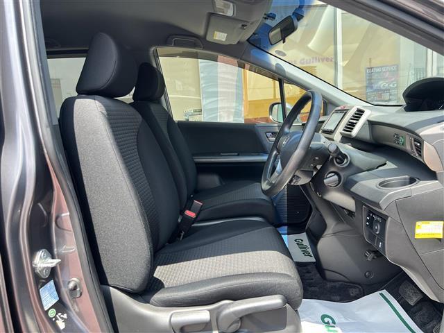 【運転席】座り心地が良いシートなので長時間の運転でも快適にお過ごしいただけます。新品のフロアマットのご注文も可能です。掲載箇所以外にご希望の写真がございましたらお気軽にお問い合わせ下さい。