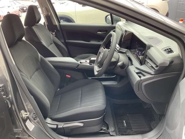 運転席・助手席は、ゆったりと座れるサイズで、長時間の運転でも快適です。