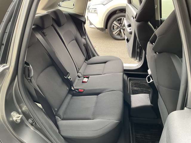 後部座席も足元広々とお座り頂けます。クッション性もあります。