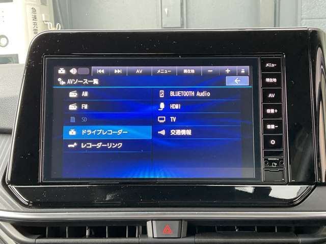 車載用のオーディオシステムです。音楽やラジオを楽しむことができ、ドライブをより快適に、楽しいものにしてくれます。