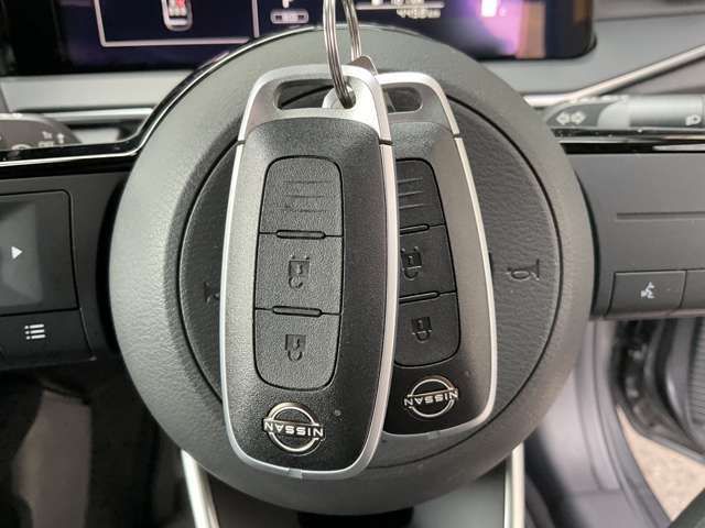 【インテリジェントキー】　ドアロックの開閉やエンジンスタートの操作までもボタンひとつでOKなんです。お買い物で、両手が塞がっている時もキーをポケットに入れていればボタン一つでドアロックを開閉出来ますよ