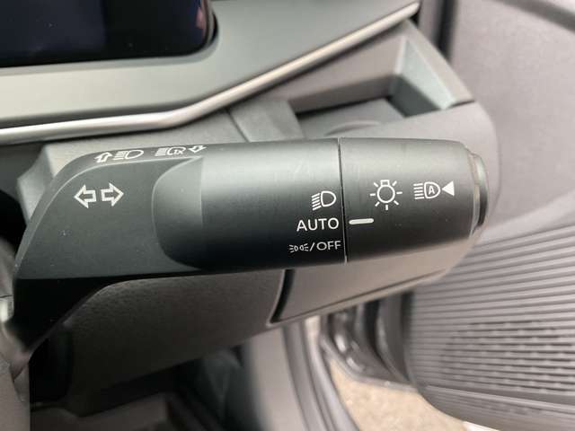 オートライトとは、自動車に装着された自動点灯式ライトのことです。周囲が暗くなるとライトが自動で点灯し、明るくなると自動で消灯する機能を持っています。