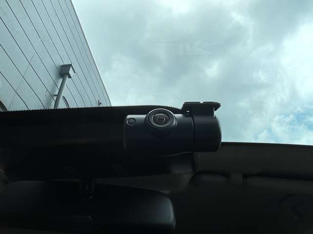 ドライブレコーダーは、車の運転中に前方の映像を記録する装置です。万が一の事故の際に、状況を記録して証拠として利用することができます。