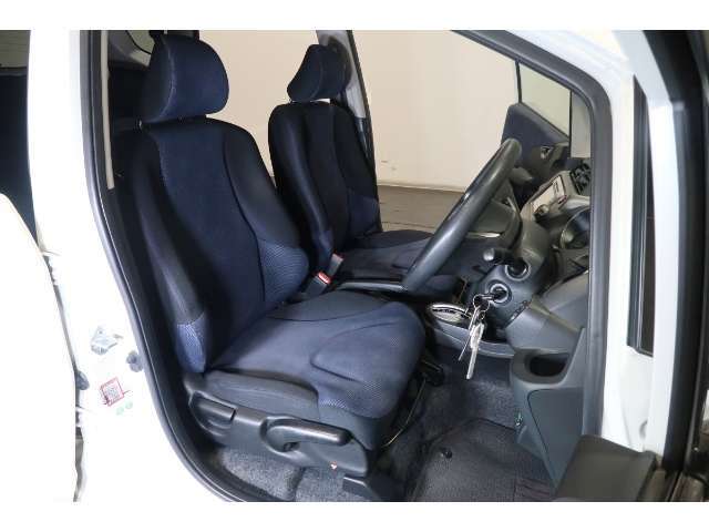 すわり心地の良い運転席・助手席です。長時間のドライブの疲れ軽減に貢献します。どうぞ快適なドライブを♪