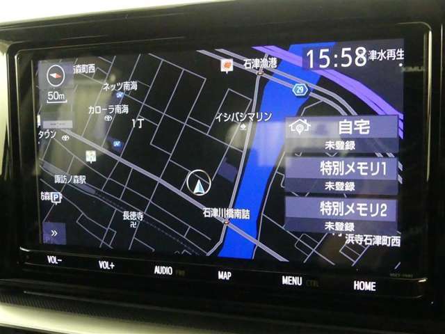 9インチのビッグナビ！主流の7インチから比べれば一目瞭然の迫力！！ボタンも押しやすく、ナビの地図までもが見やすくなってます(^^)　もちろん地デジTVやDVDもこの画面で再生可能です！ドライブを一層楽