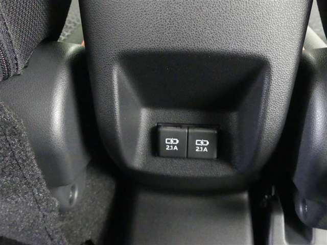 USB端子付き。最近はスマホやタブレット以外もUSB充電が増えていますよね。車についていると外出時の安心感が違います。