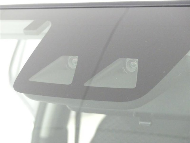 【スマートアシスト】走行中に前方の車両等を認識し、衝突しそうな時は警報とブレーキで衝突回避と被害軽減をアシスト。より安全にドライブをお楽しみいただけます。(