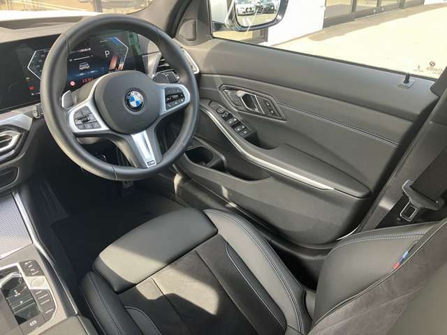 国道1号線に沿い横浜市営地下鉄「三ッ沢上町駅」から徒歩約10分。 BMW Premium Selection 横浜三ッ沢店 / 〒240-0062神奈川県横浜市保土ヶ谷区岡沢町322-3 / TEL：045-612-8488