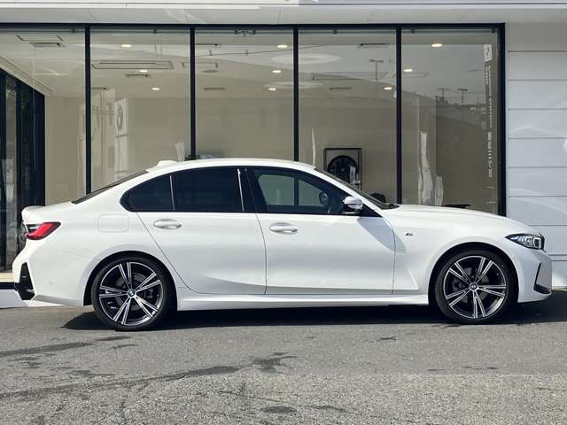国道1号線に沿い横浜市営地下鉄「三ッ沢上町駅」から徒歩約10分。 BMW Premium Selection 横浜三ッ沢店 / 〒240-0062神奈川県横浜市保土ヶ谷区岡沢町322-3 / TEL：045-612-8488