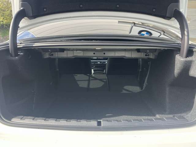 国道1号線に沿い横浜市営地下鉄「三ッ沢上町駅」から徒歩約10分。 BMW Premium Selection 横浜三ッ沢店 / 〒240-0062神奈川県横浜市保土ヶ谷区岡沢町322-3 / TEL：045-612-8488