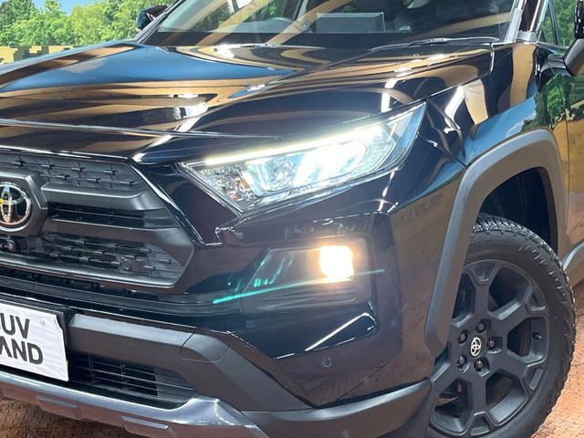 【LEDヘッドライト】悪天候や夜間走行時も良好な視界を確保し安心して運転できる高輝度LEDヘッドライトを装備！点灯速度が早く、消費電力も抑えられています。