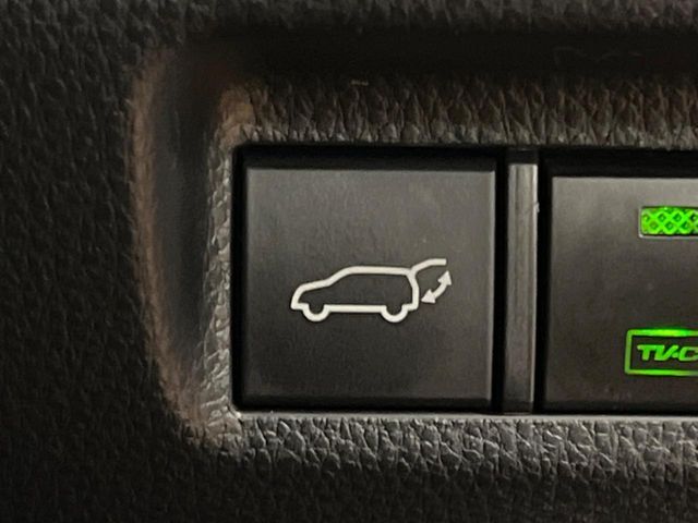 【パワーバックドア】スマートキーや運転席のボタンを押すだけでリアゲートが自動で開閉します！荷物を持っている時や、高い位置にあるバックドアを閉める際に便利な機能です♪